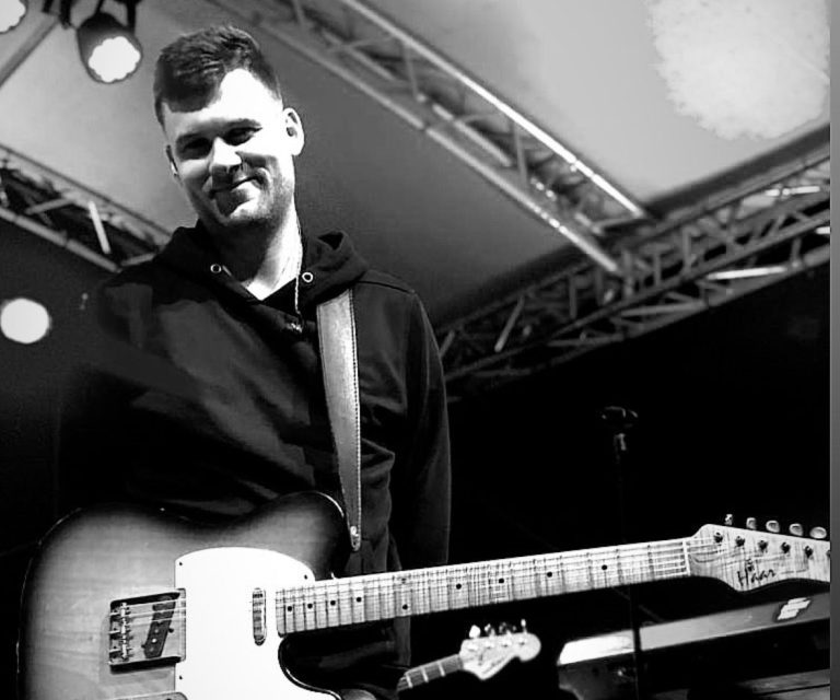 Freundlicher Blick in die Kamera auf der Bühne beim Heidelberger Herbst
